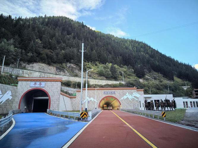 国道351线夹金山隧道工程顺利建成